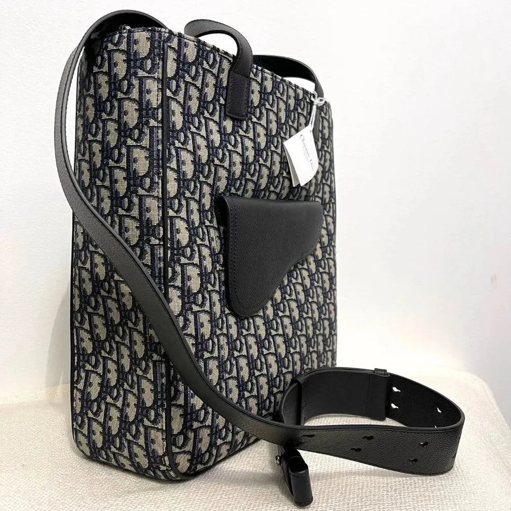 Side/profile view — Dior Men's Saddle Tote Bag in beige and black Dior Oblique jacquard with black grained calfskin saddle pocket